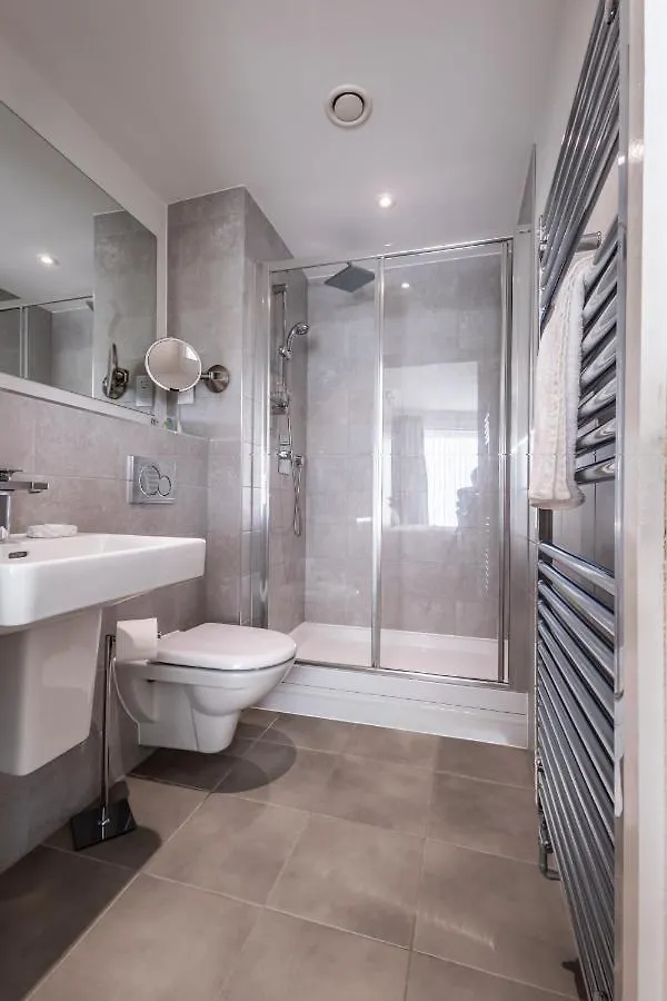Seaview West Coast - Exceptional - 2 Bedrooms Sleeps 5 -Stunning Sea Views - 500 Metres To Beach Bournemouth Apartment