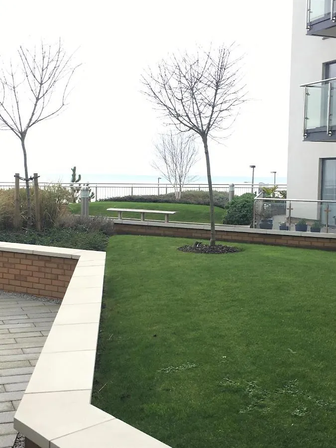 Seaview West Coast - Exceptional - 2 Bedrooms Sleeps 5 -Stunning Sea Views - 500 Metres To Beach Bournemouth Apartment