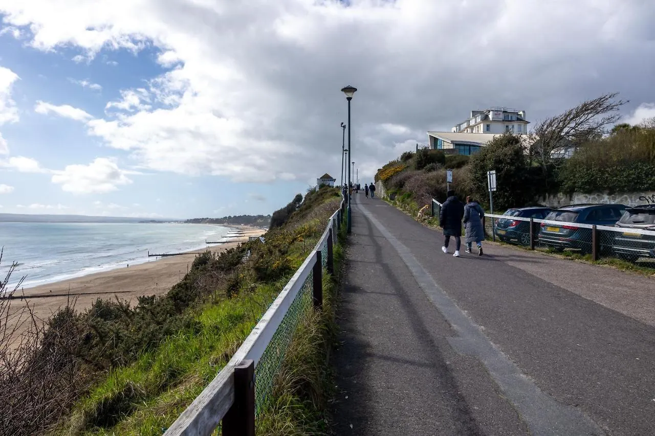 Seaview West Coast - Exceptional - 2 Bedrooms Sleeps 5 -Stunning Sea Views - 500 Metres To Beach Bournemouth Apartment