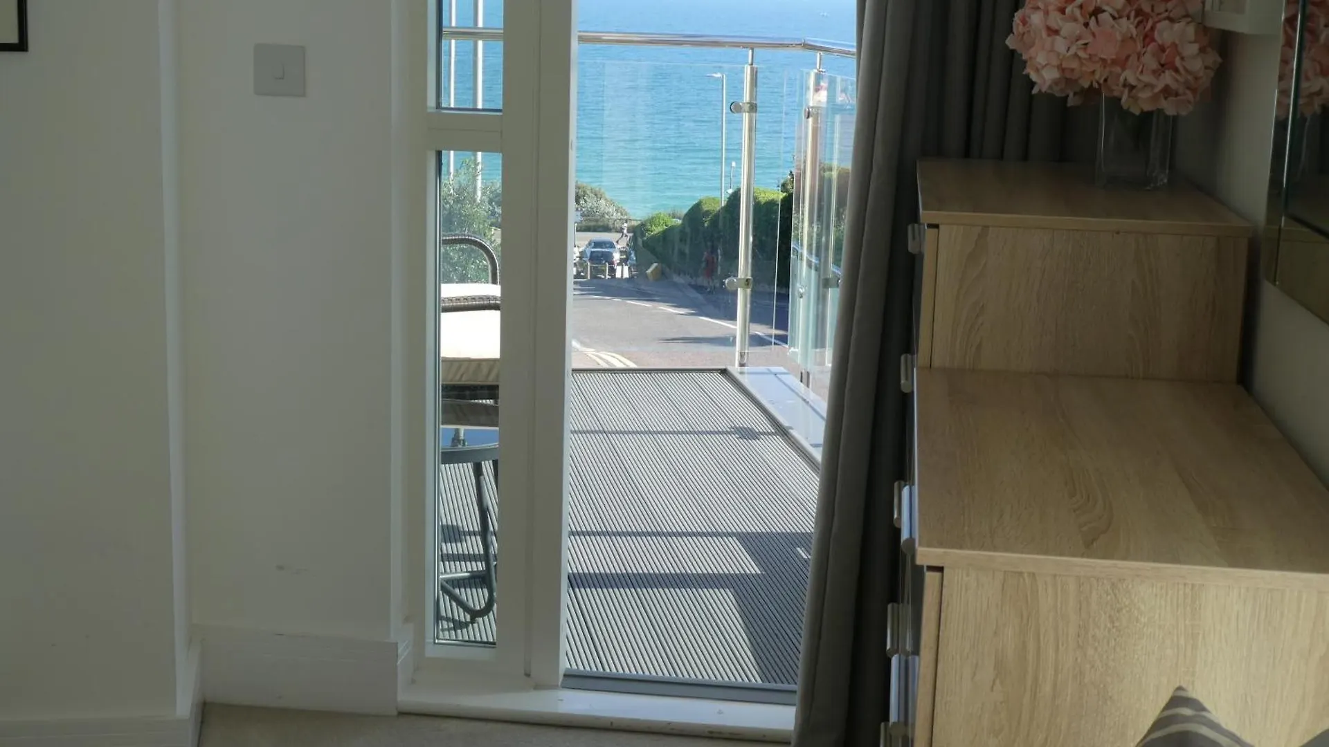 Seaview West Coast - Exceptional - 2 Bedrooms Sleeps 5 -Stunning Sea Views - 500 Metres To Beach Bournemouth Apartment
