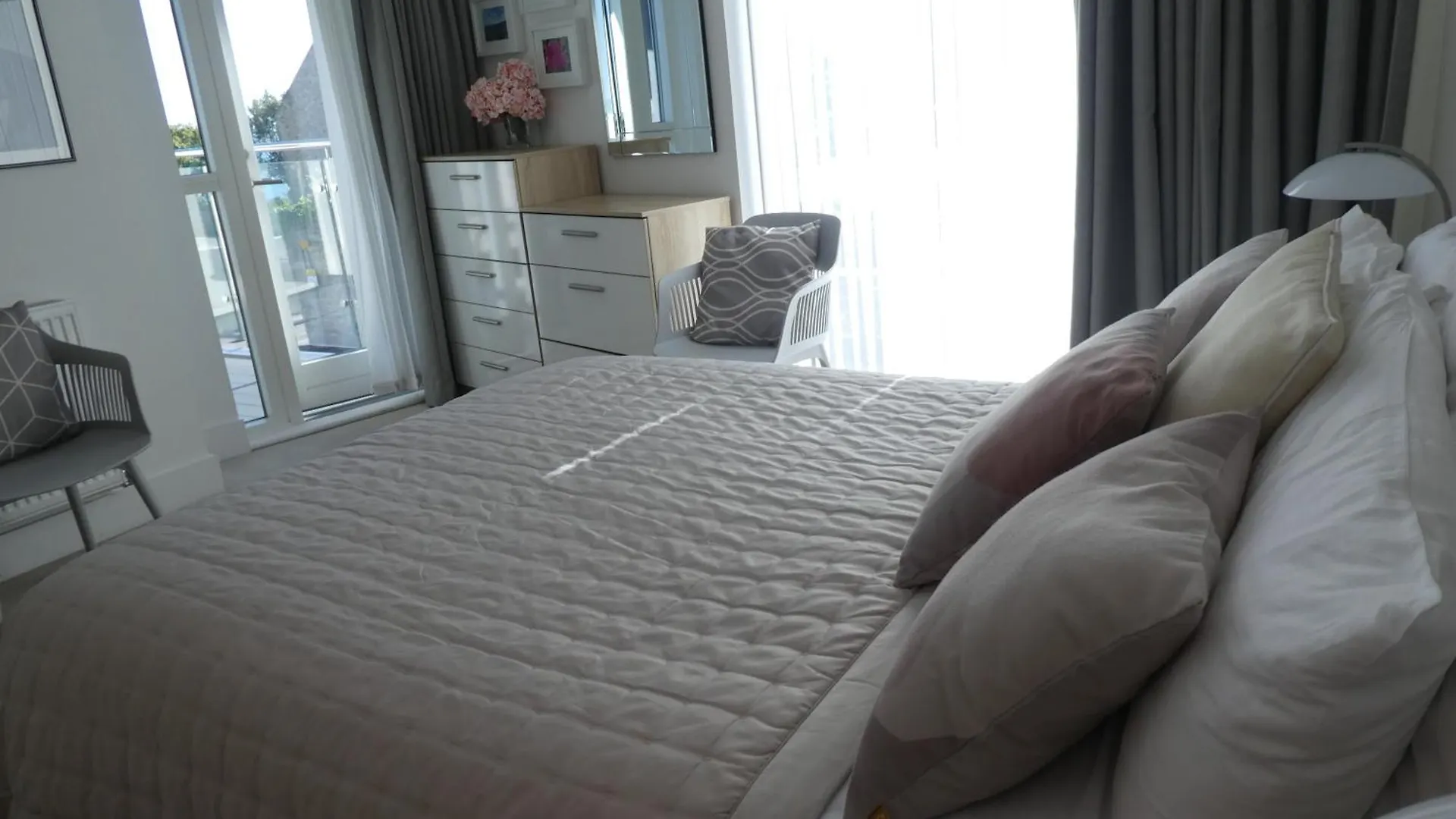 Seaview West Coast - Exceptional - 2 Bedrooms Sleeps 5 -Stunning Sea Views - 500 Metres To Beach Bournemouth