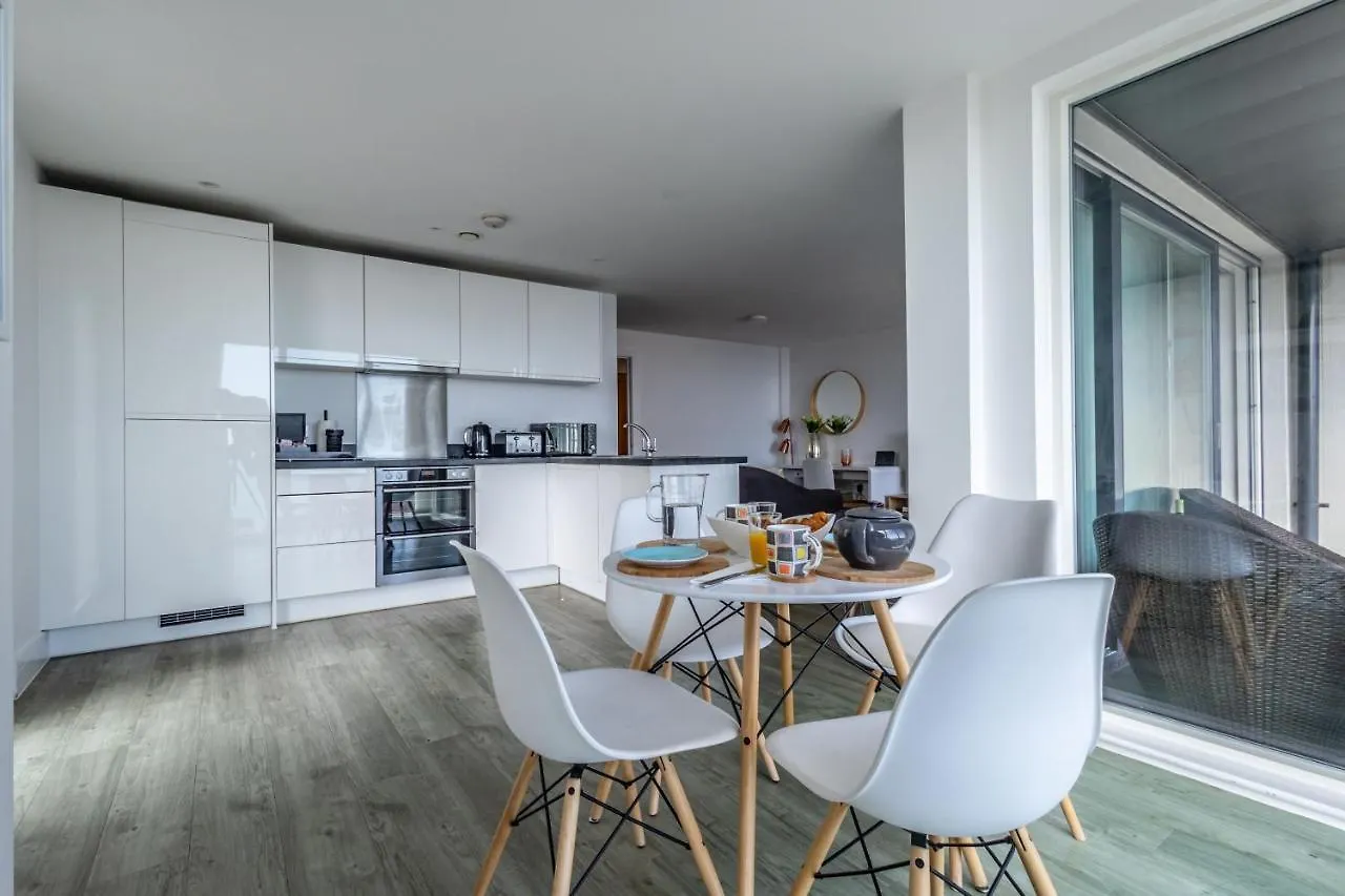 Seaview West Coast - Exceptional - 2 Bedrooms Sleeps 5 -Stunning Sea Views - 500 Metres To Beach Bournemouth Apartment